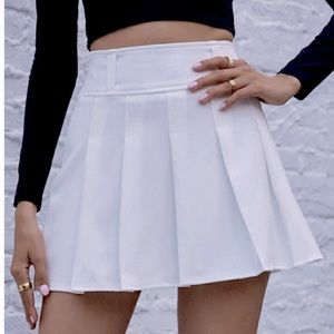 White pleaded skirt!!🤍